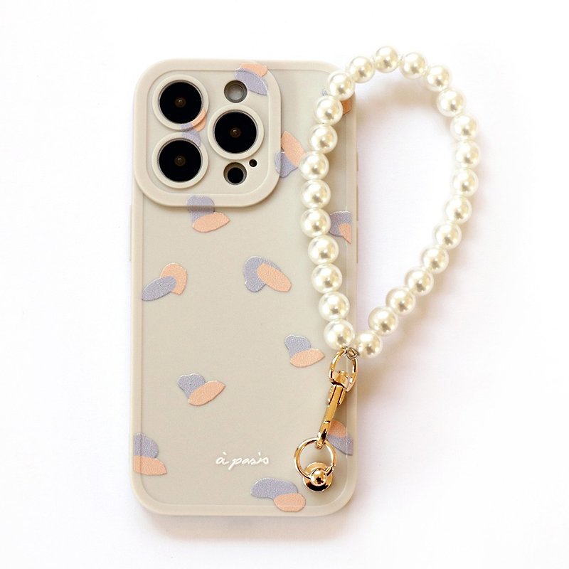 iPhone15/14/13/12 beige soufflé French phone case (with pearl wrist chain) - เคส/ซองมือถือ - พลาสติก สีกากี