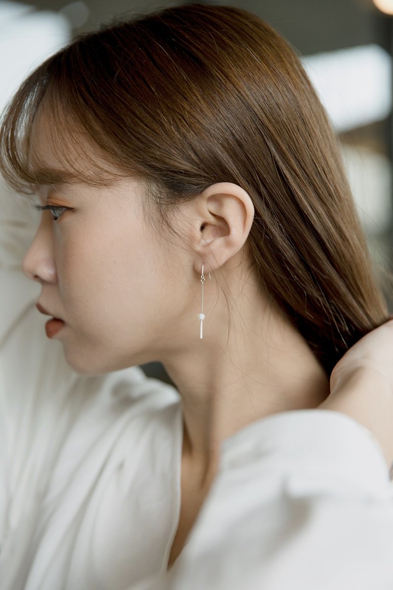 ZHU. Handmade earrings | distinctive 妳 (sterling silver / freshwater pearl / hand knock / mother's day gift) - ต่างหู - ไข่มุก 