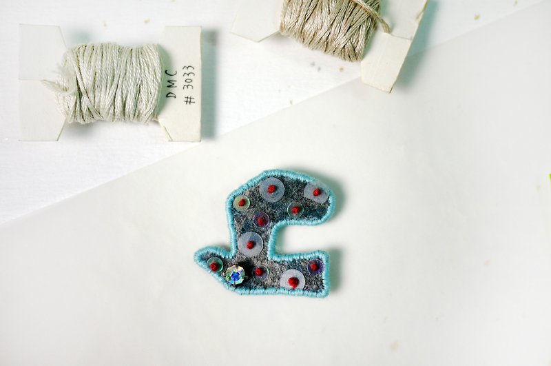 [Rain] bird pin brooch / hand embroidery - Brooches - Thread 