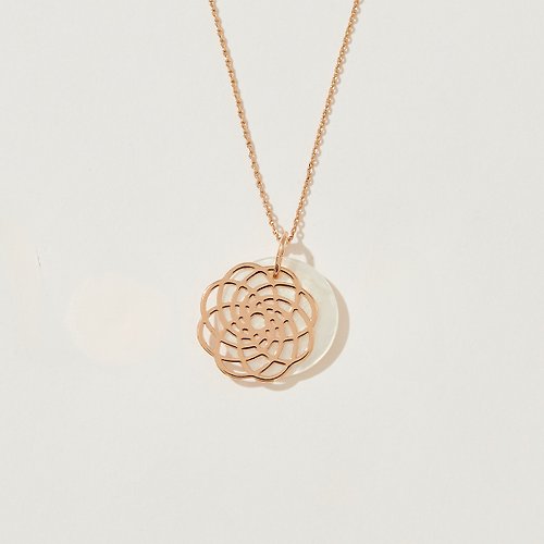 SOIRÉE BY N.Y. 蒔華芮設計師輕珠寶 珠貝茶花項鍊(共兩色)