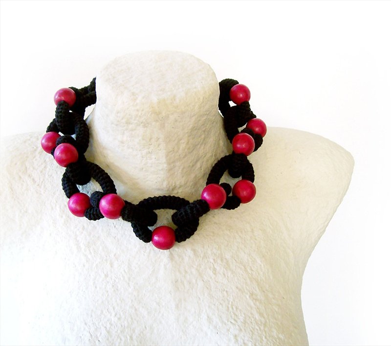 Oversized Black Fuchsia Crochet Chunky Chain Necklace - สร้อยคอ - งานปัก สีดำ