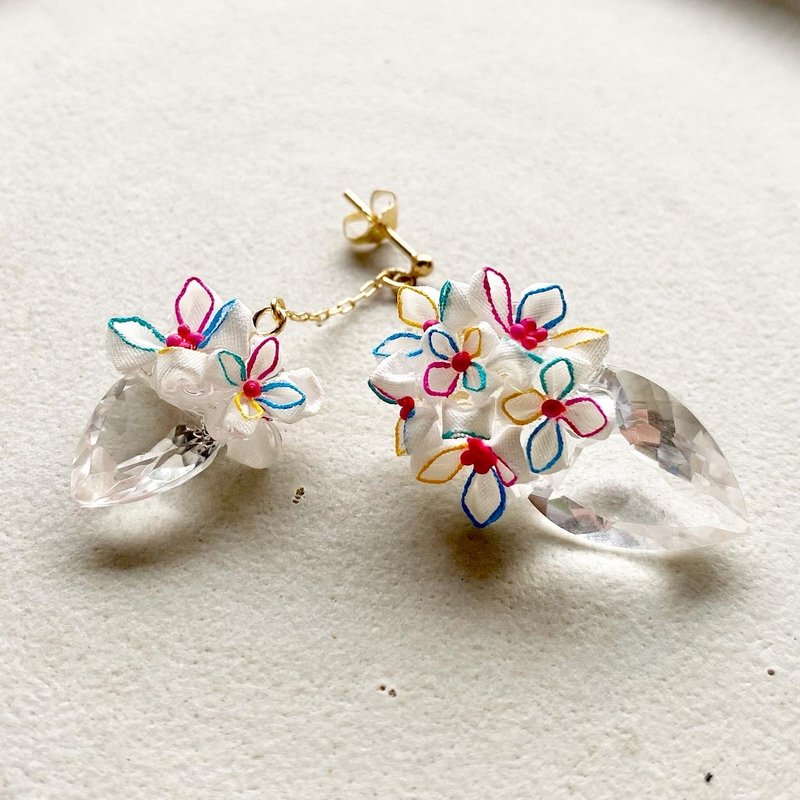 カラフルな紫陽花と天然石クリスタルクォーツのピアス&イヤリング - 耳環/耳夾/耳骨夾 - 水晶 
