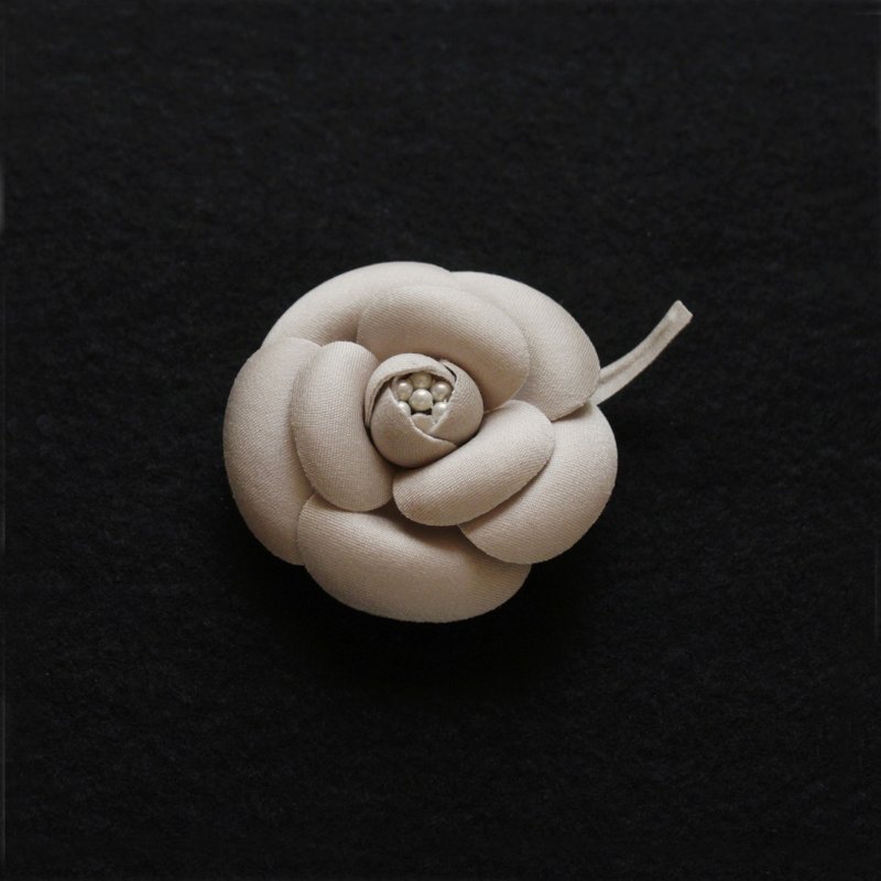 Camellia corsage brooch, diameter approx. 6cm, beige, silk weave, CY094-C6WP - เข็มกลัด/ข้อมือดอกไม้ - ผ้าไหม สีกากี