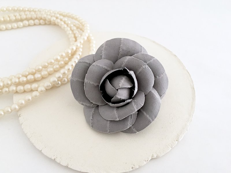 Camellia corsage (light gray) - Brooches - Cotton & Hemp Gray