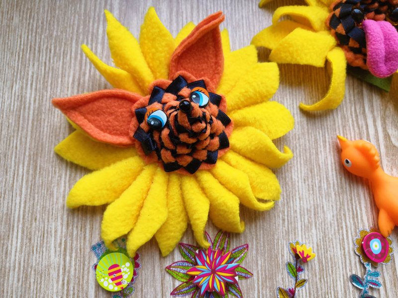 Fun textile brooch fox sunflower ,large flower brooch ,kawaii fox - เข็มกลัด - วัสดุอื่นๆ สีส้ม