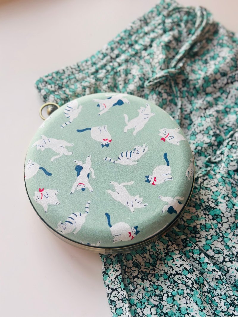 Mint white cat round bag - can be held in hand / worn cross-body - กระเป๋าคลัทช์ - ผ้าฝ้าย/ผ้าลินิน สีเขียว