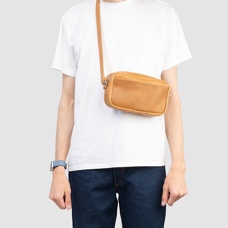 Mini Messenger - The Minimalist 1.0 | Compact Leather Bag for Everyday Essential - กระเป๋าถือ - หนังแท้ สีดำ