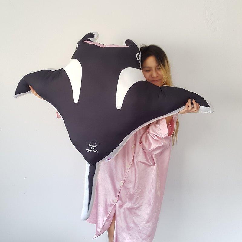 鬼蝠魟造型枕頭/抱枕 M 號 - 枕頭/抱枕 - 聚酯纖維 黑色