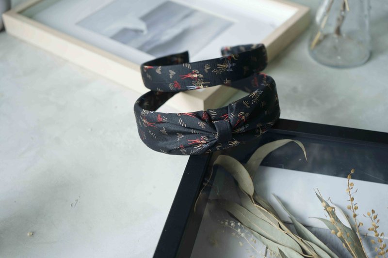 Antique tie transformed into handmade hairband-black mural embroidery figurine-bow tie/narrow version-exchange gift - Headbands - Silk Black