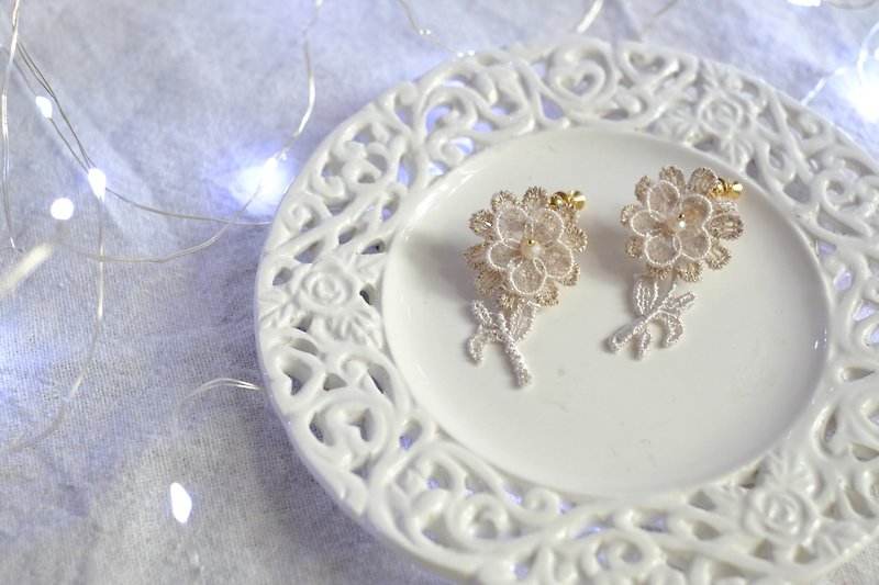 Jt Corner Gold Lace Daisy Flower Hand-stitched Crystal Earrings Clip-On Earrings Lace Daisy Earrings Valentine's Day Gift - ต่างหู - งานปัก สีทอง