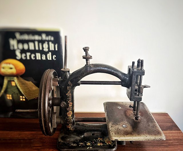 French antique small sewing machine petit noir from the 1920s - Shop  pickers Other - Pinkoi