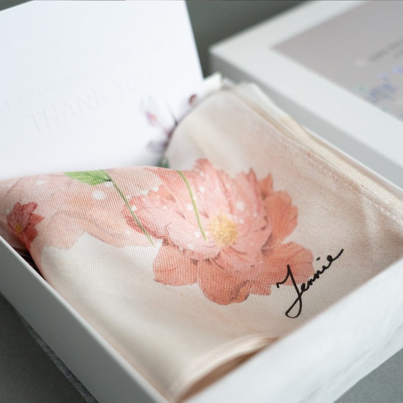 ジェニー・ツァイ - Sweet Birdsピンク- スクエア シルク スカーフ (Xiao Xiao NG 製品割引) - スカーフ - シルク・絹 