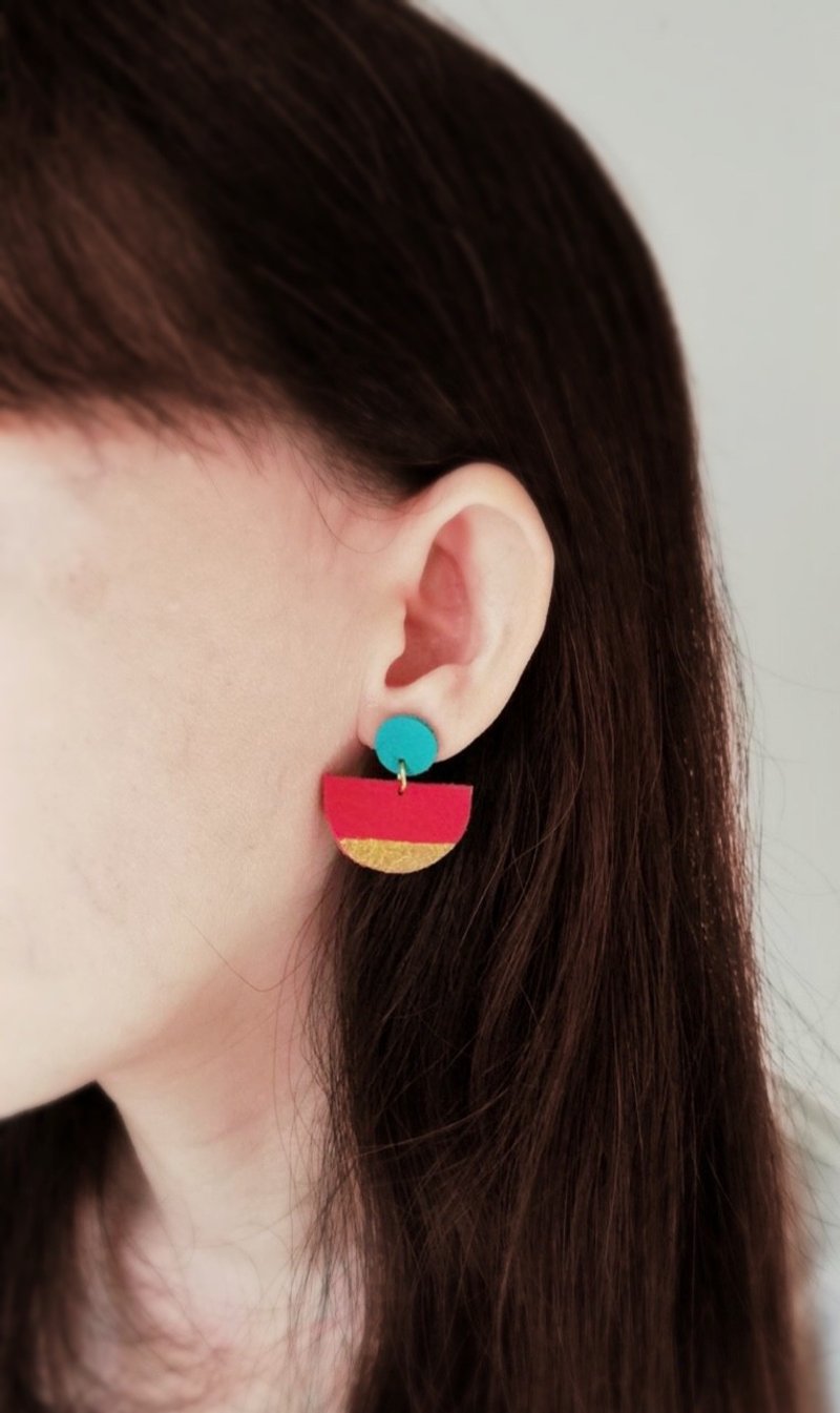Handmade leather Christmas earring red green gold - 耳環/耳夾/耳骨夾 - 真皮 紅色