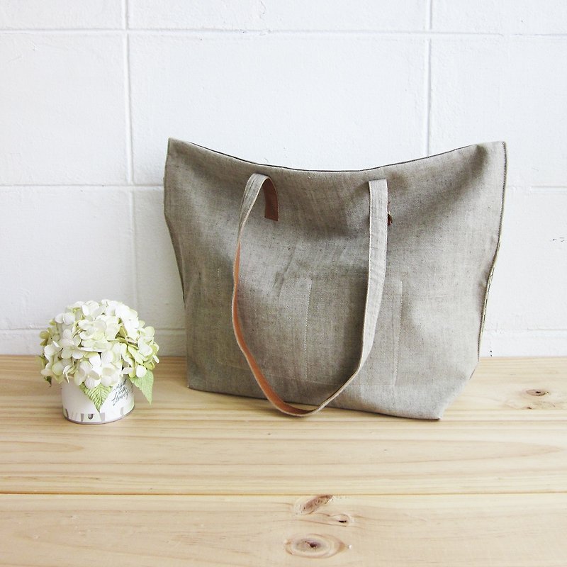 Simple Tote Bags Small Size Botanical Dyed Linen-Cotton Blend Green Color - กระเป๋าแมสเซนเจอร์ - พืช/ดอกไม้ สีเขียว