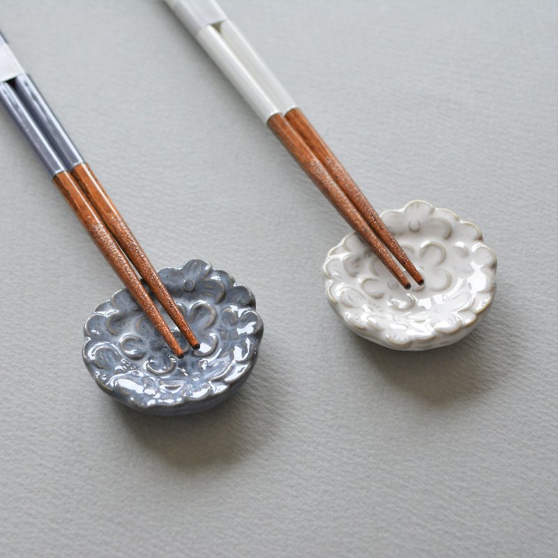 Lien Lien Chopsticks and Chopstick Rest Pair Set White Gray - Chopsticks - Pottery Gray