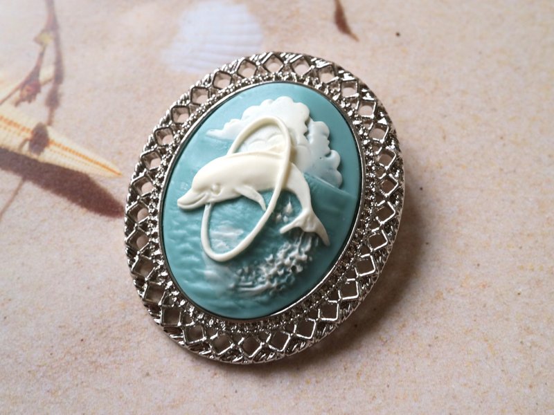 cameo brooch necklace dolphin sky sea wave summer cloud animal delicate elegant cute graceful elegance - เข็มกลัด - วัสดุอื่นๆ สีน้ำเงิน