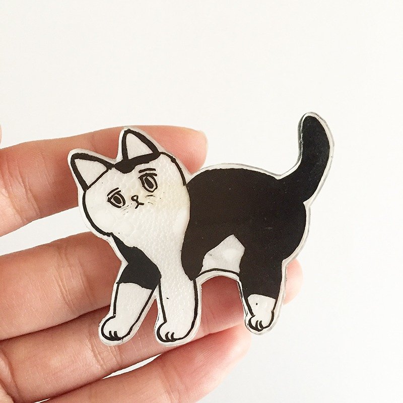 Tokotoko! Prabang brooch of black-and-white cat - เข็มกลัด - พลาสติก ขาว
