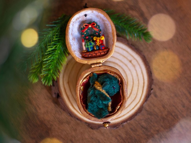 Christmas spirit miniature in walnut - ตุ๊กตา - วัสดุอื่นๆ หลากหลายสี