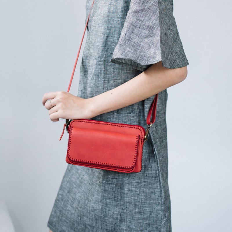 BAGUETTE- MINIMAL CROSSBODY HANDMADE JAPANESE COW LEATHER BAG- - กระเป๋าแมสเซนเจอร์ - หนังแท้ สีแดง