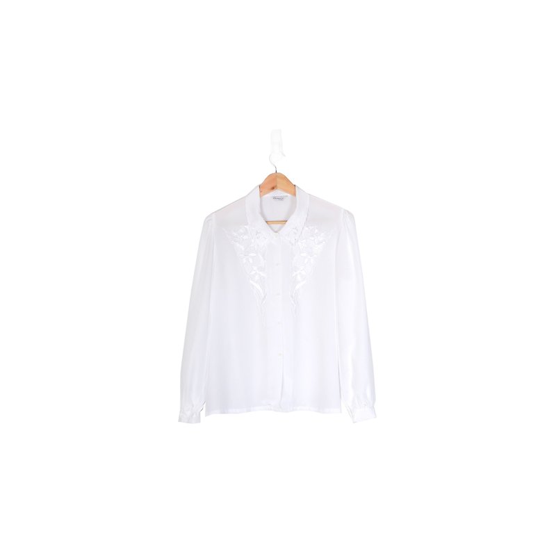 [Vintage] egg plant snow tree Yinhua embroidery white vintage blouse - เสื้อเชิ้ตผู้หญิง - เส้นใยสังเคราะห์ ขาว