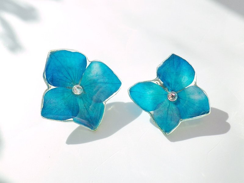 Anny's workshop hand-made pressed flower jewelry, blue hydrangea earrings (clip type) - Earrings & Clip-ons - Plastic 