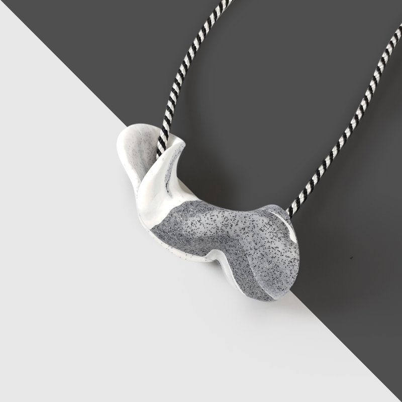 puppets 石頭白色 twist collection 不規則 流動 系列 造型 頸鏈 長項鍊 墜子 - 長項鍊 - 黏土 灰色