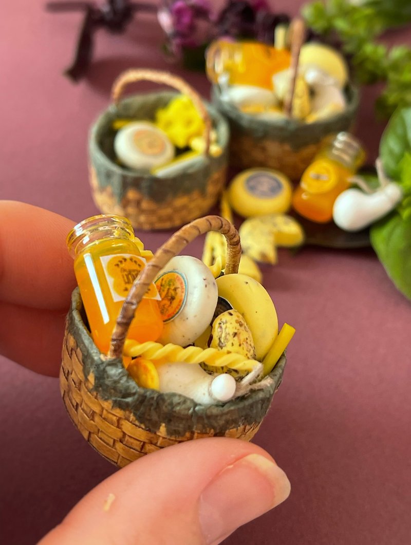 Miniature basket with cheese and honey in 1:12 scale - ตุ๊กตา - โลหะ หลากหลายสี