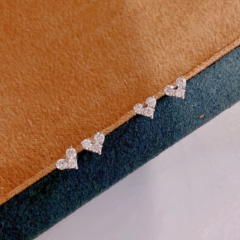 【WhiteKuo】18K White Natural Diamond Heart Fresh Small Stud Earrings Earrings - Earrings & Clip-ons - Diamond White