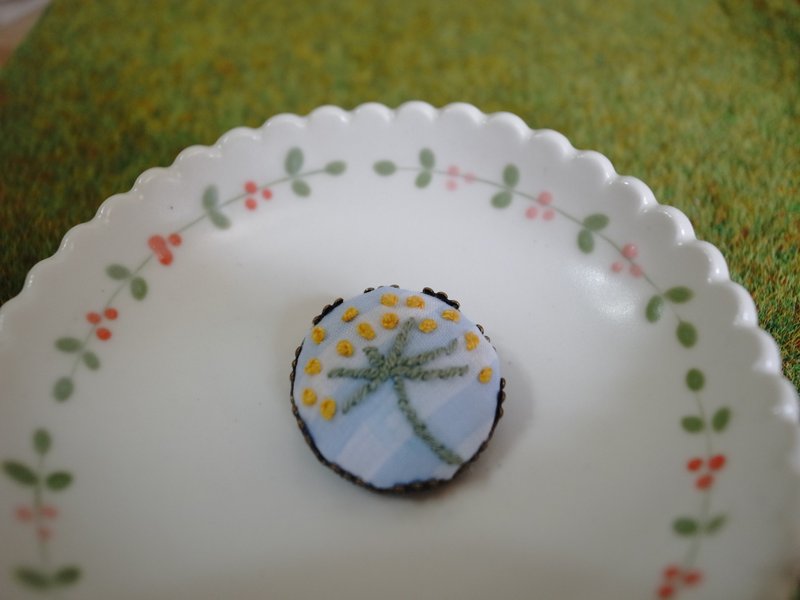 "Sewing Time Series" Dandelion embroidery brooch - Brooches - Other Materials Yellow