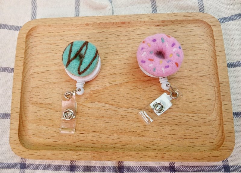 Needle Felted Doughnut Badge Reel - อื่นๆ - ขนแกะ หลากหลายสี