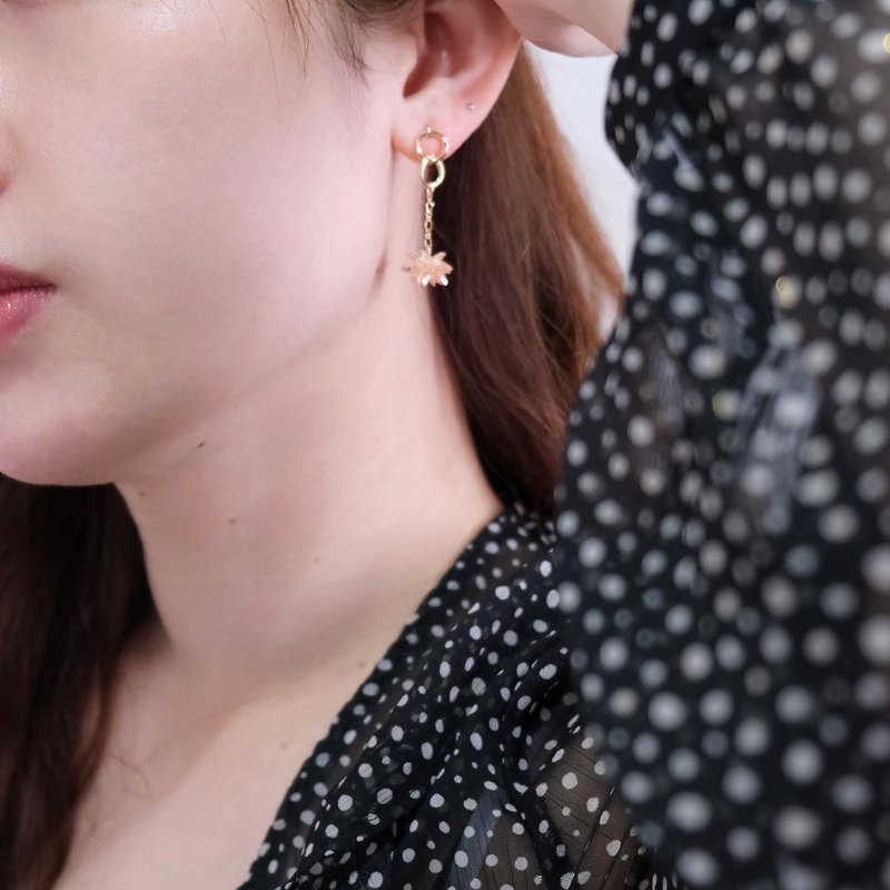 Sunni | Tulip Snowflake Crystal Earrings | Intellectual Simplicity | Texture | Snowflakes - ต่างหู - คริสตัล สีทอง