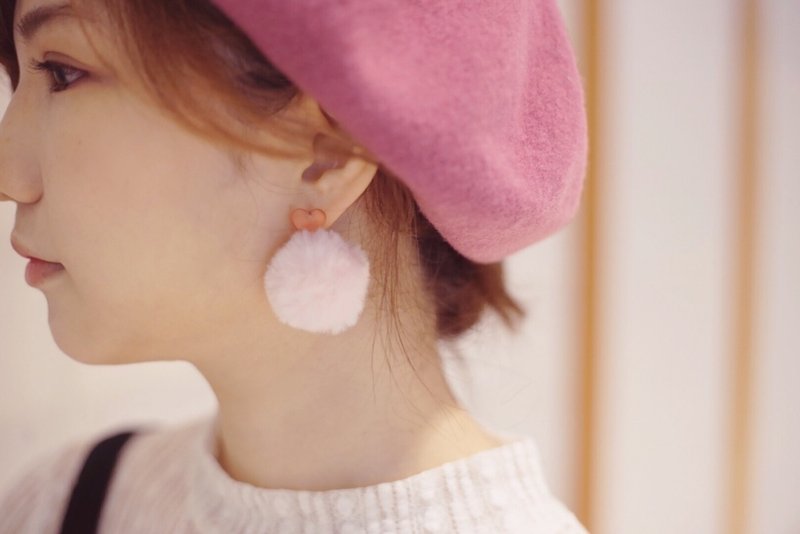 *hippie* 新年特別版 透明粉紅毛毛球壓克力愛心耳環(耳針款) - 耳環/耳夾 - 壓克力 粉紅色