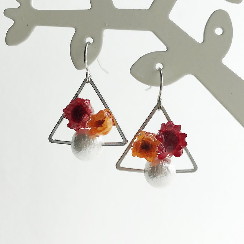 [Fleur d'amour] 紅/橙色日本小菊花 日本棉花珍珠耳環 銅鍍銀耳針 (可轉耳夾) 聖誕禮物 - 耳環/耳夾 - 植物．花 紅色