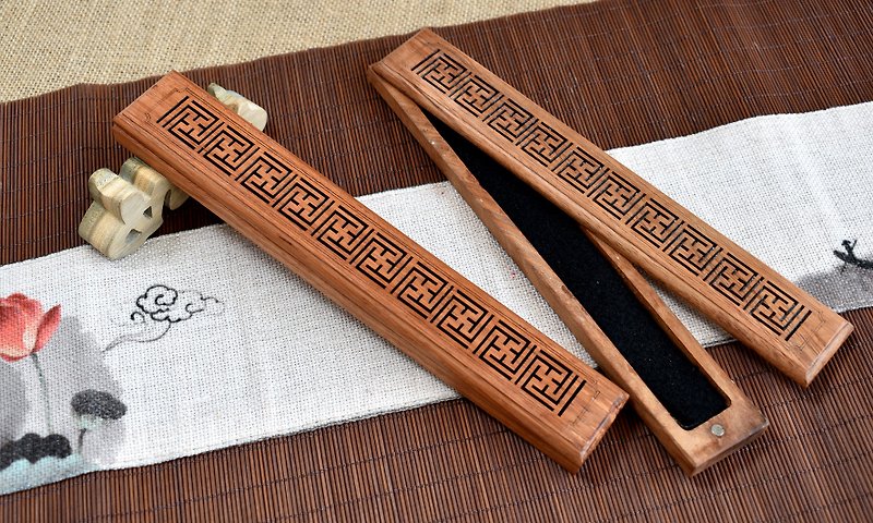 CYPRESS Vietnamese huanghuali carved magnetic incense box - น้ำหอม - ไม้ 