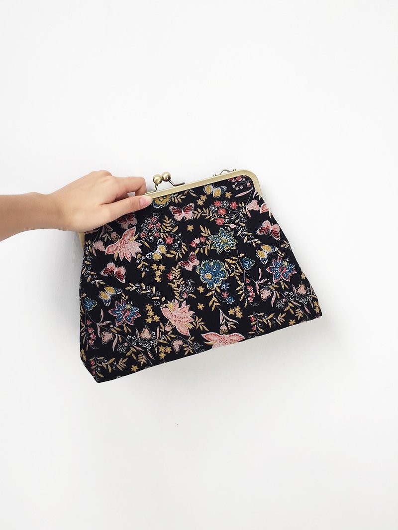 Black colorful flowers clasp frame bag/with chain/ cosmetic bag / shoulder bag  / portable package - กระเป๋าแมสเซนเจอร์ - เส้นใยสังเคราะห์ 