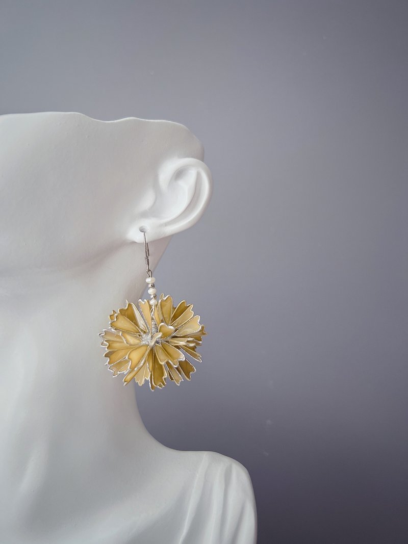 Dandelion Yellow-Green Ball Drop Resin Earrings - ต่างหู - เรซิน สีกากี