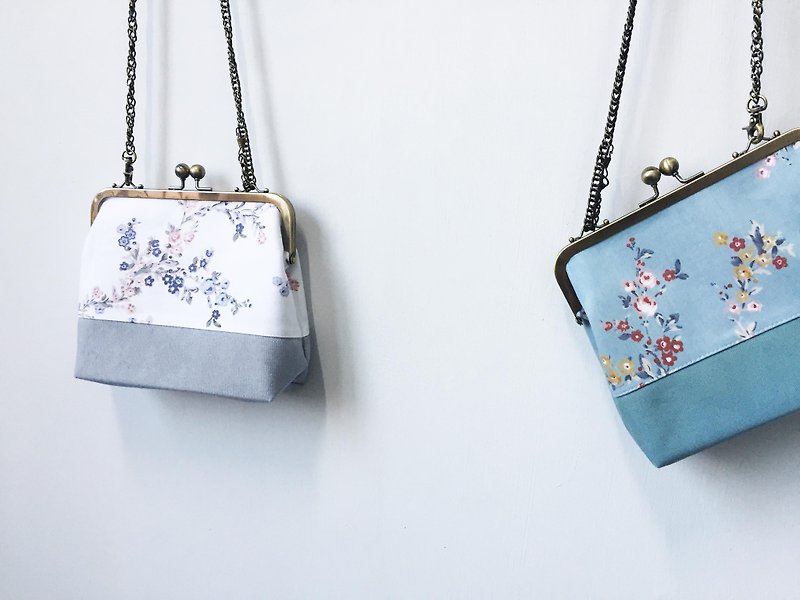 Blue flowers  clasp frame bag/with chain/ cosmetic bag - กระเป๋าคลัทช์ - ผ้าฝ้าย/ผ้าลินิน สีน้ำเงิน