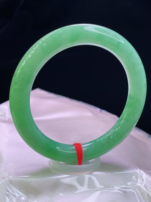 一念之間 緬甸老坑 天然A貨翡翠手鐲 圈口55MM 冰糯滿豆綠水頭足 編號03603