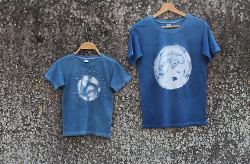 自在染 isvara 自在染isvara 手工藍染蠟染 純棉T-shirt 宇宙系列 地球 /親子裝/全家幸福裝/童裝