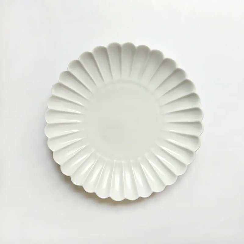 【303select】Arita ware Japanese matte glaze white chrysanthemum carving small dish - จานและถาด - เครื่องลายคราม 