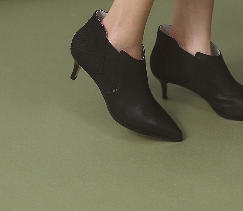 Beveled bandage spiked pointed short leather boots black - รองเท้าบูทยาวผู้หญิง - หนังแท้ สีดำ