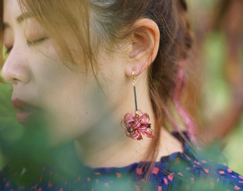 Swing French knot handmade exquisite dangling ear pin Clip-On - ต่างหู - วัสดุอื่นๆ สึชมพู