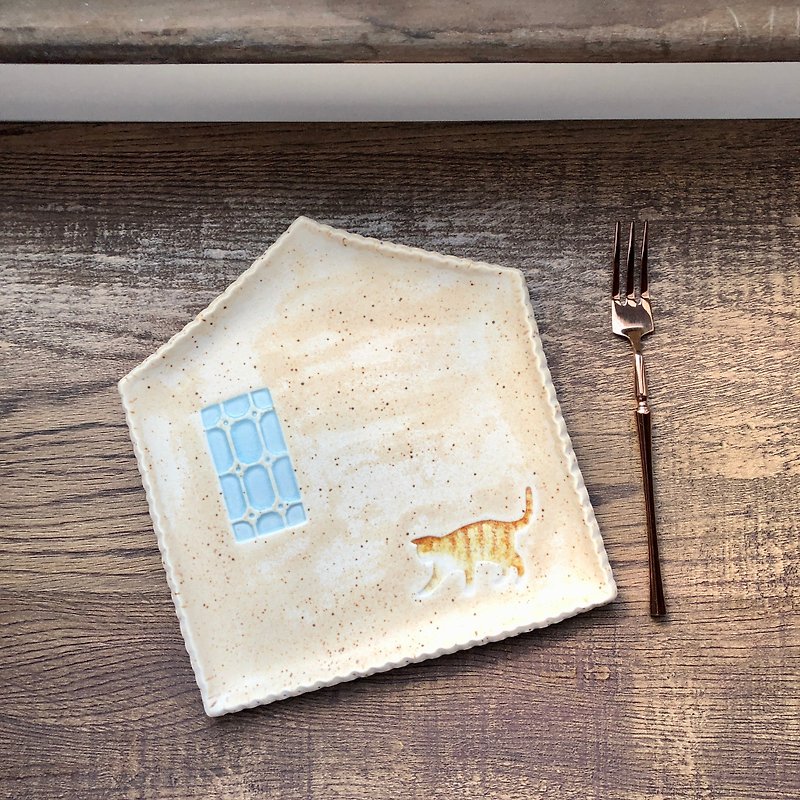 Old house, window grilles and cat (orange cat/big house) - Plates & Trays - Porcelain Multicolor