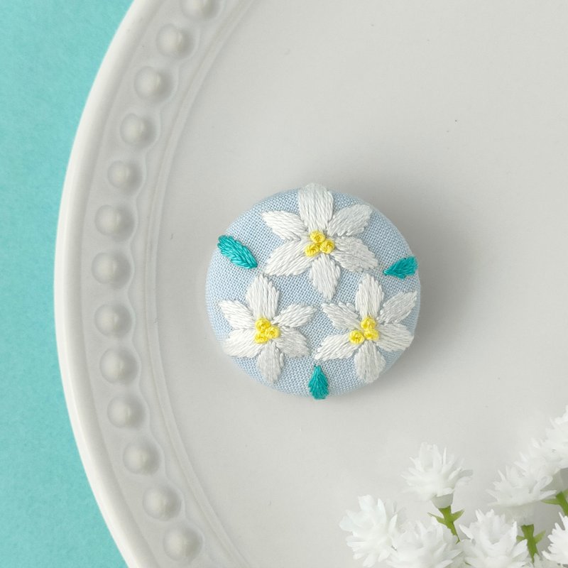 White lily mini embroidered brooch - เข็มกลัด - ผ้าฝ้าย/ผ้าลินิน ขาว