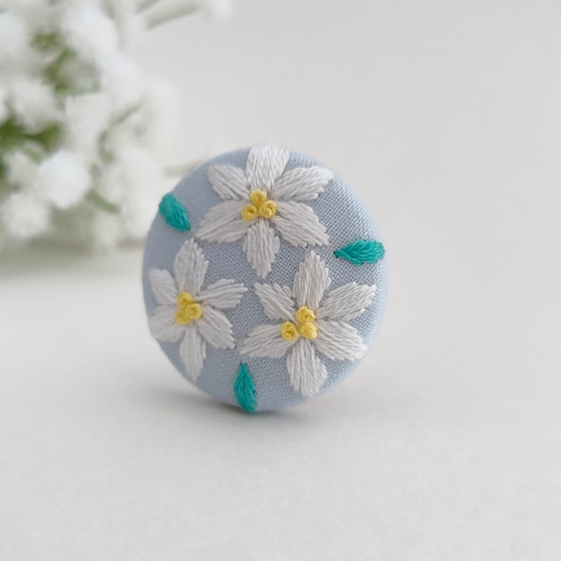 白百合迷你刺繡胸針 或 刺繡髮圈 - 胸針 - 棉．麻 白色
