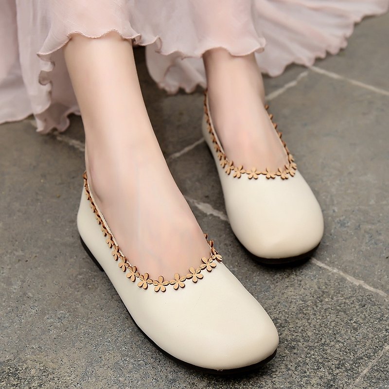 Flowers literary fresh and comfortable single shoes soft-soled cowhide round-toe women's shoes - รองเท้าบัลเลต์ - หนังแท้ ขาว
