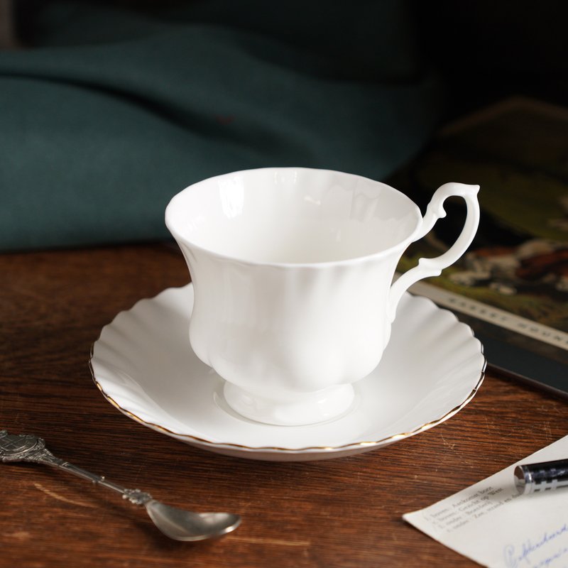 Vintage montrose-style teacup and scalloped saucer set made by Royal Albert - Teapots & Teacups - Porcelain 