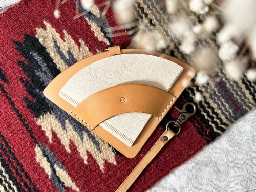 港產皮革｜Leatherism Handmade Products 咖啡濾紙套連掛繩 皮革DIY材料包 好好縫 扇形收納 簡約實用 刻名