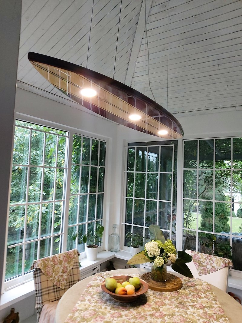 ビリヤード台としてのサーフボードの形をした天井のシャンデリアは、家の芸術の装飾のための光を導きました - 照明・ランプ - 木製 
