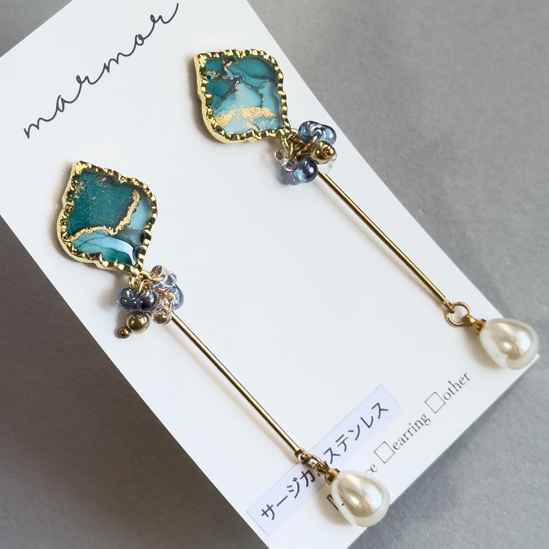 【1点のみ】ブルーグリーン　アルコールインクアート　 ロング　ピアス　サージカルステンレス　パール　ゴールド　青　緑　モロッカン　人と被らない　世界で一つ - ピアス・イヤリング - レジン グリーン